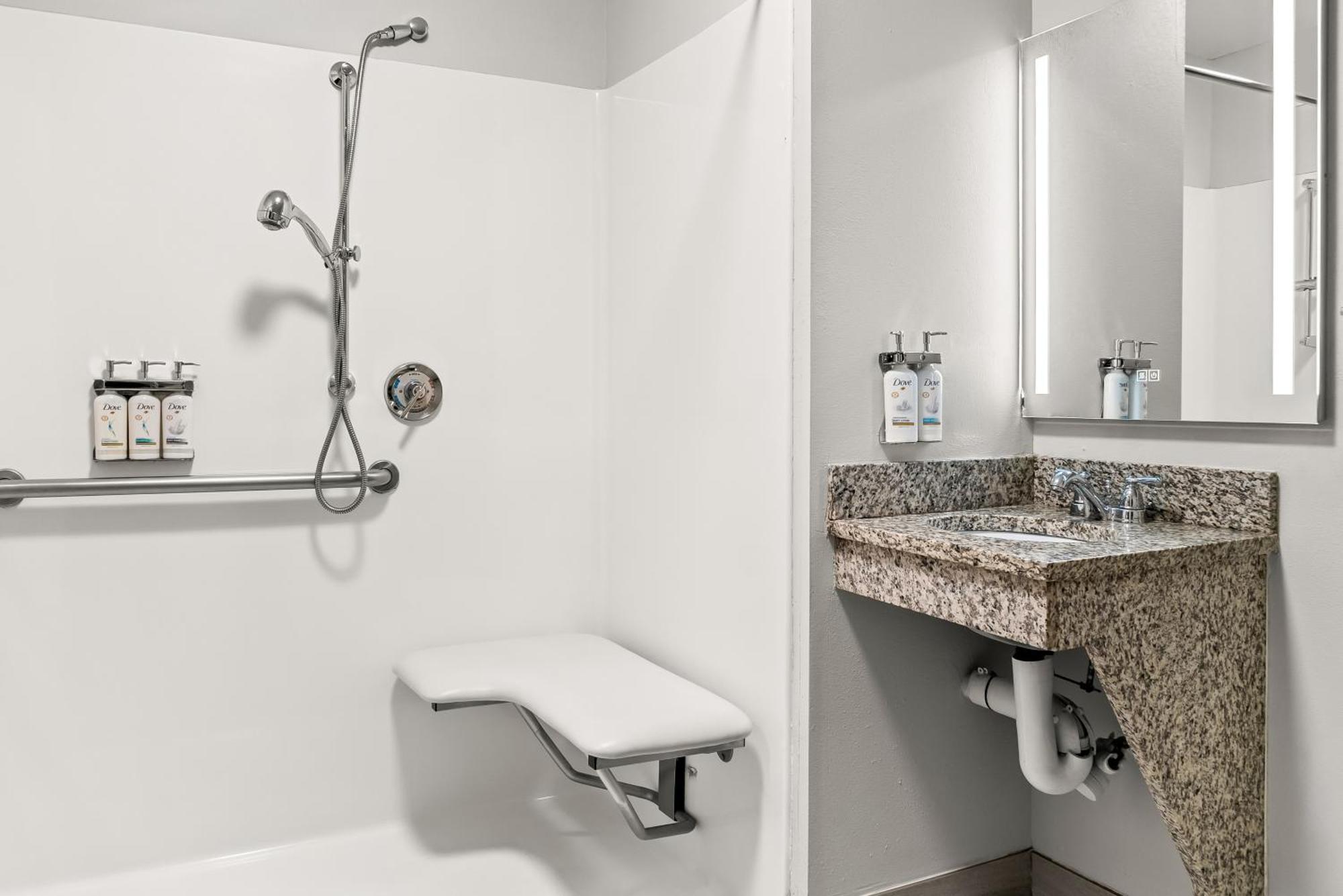 Holiday Inn Express & Suites - Detroit North - Roseville By Ihg Eksteriør bilde