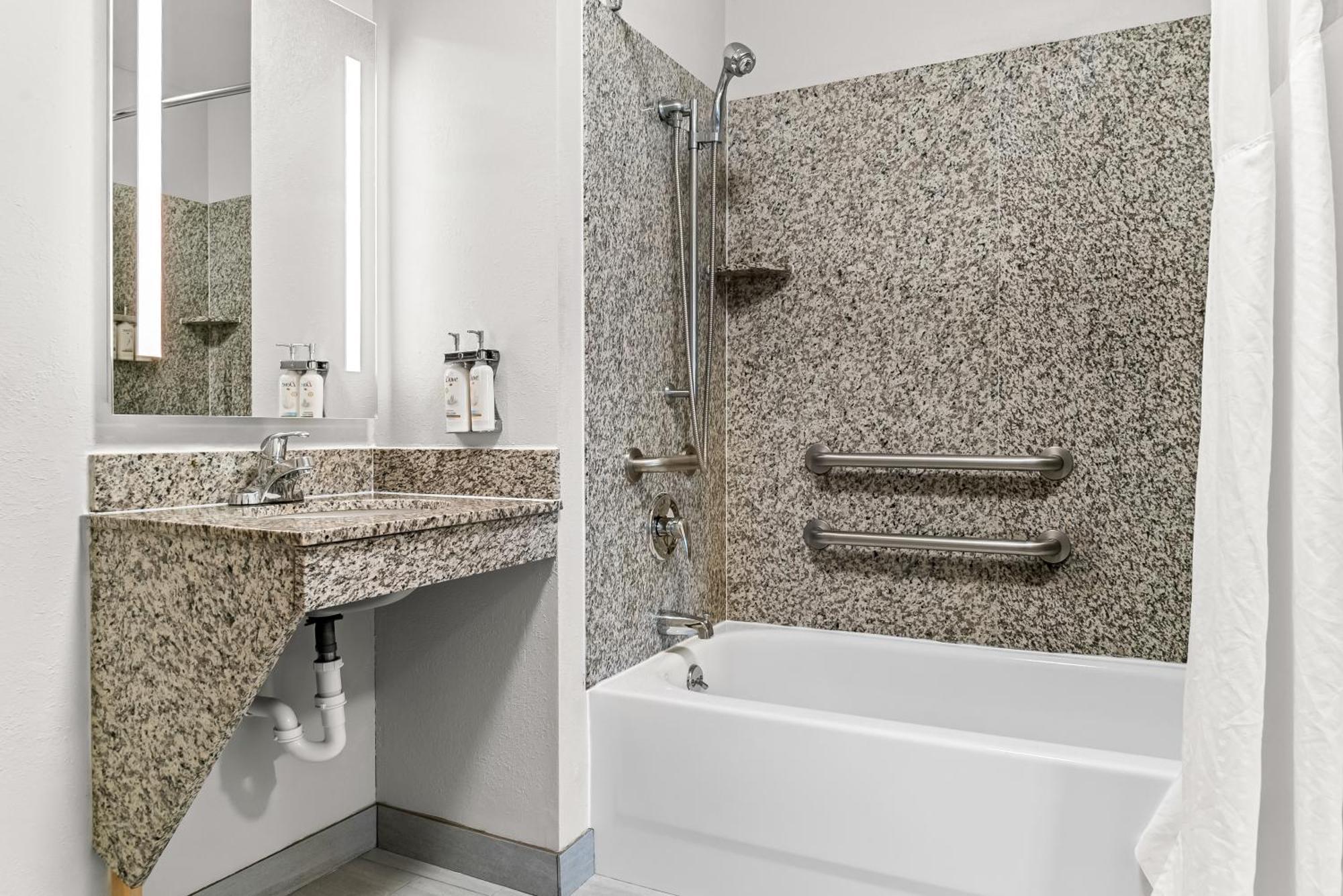 Holiday Inn Express & Suites - Detroit North - Roseville By Ihg Eksteriør bilde